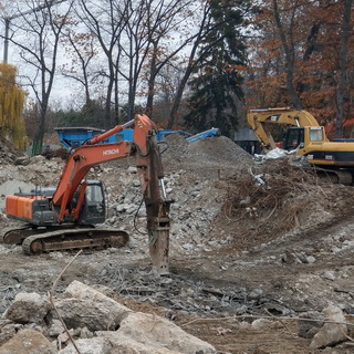 Демонтаж и дробление щебня в Киевском Зоопарке