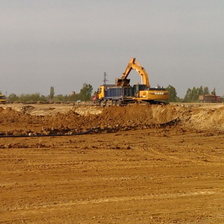 Removal of soil from the object - the work of dump trucks and excavators