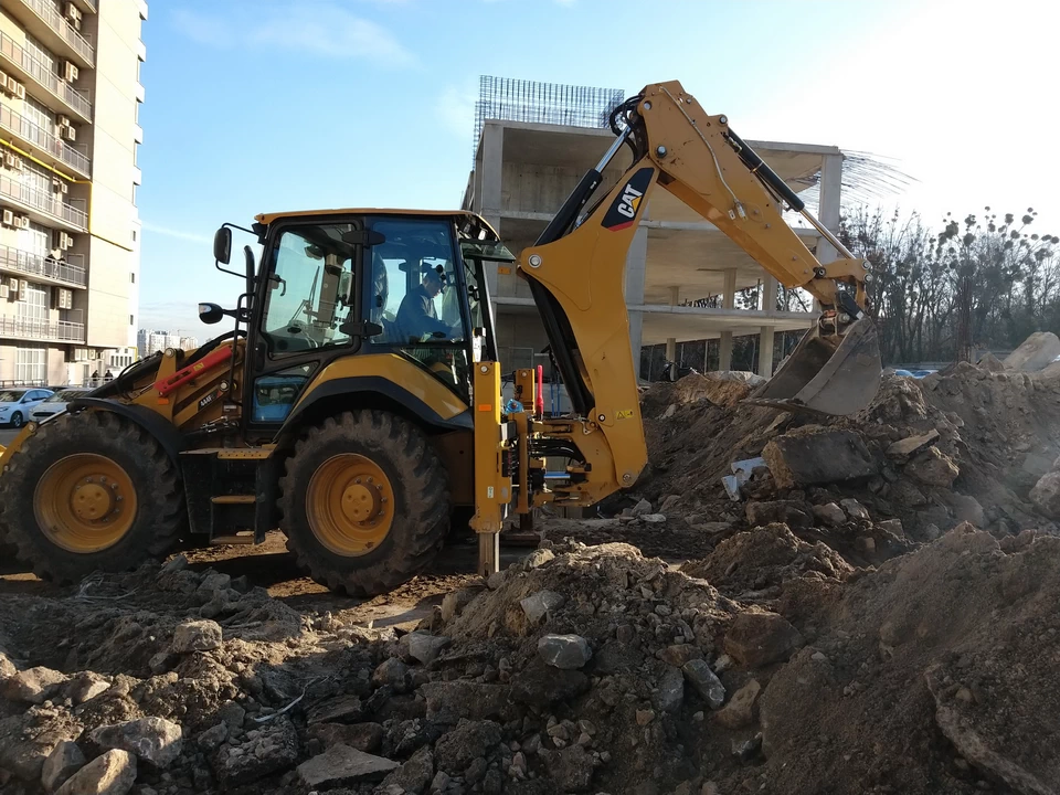 Земляные работы и перевозка грунта на ул.Амосова в Киеве