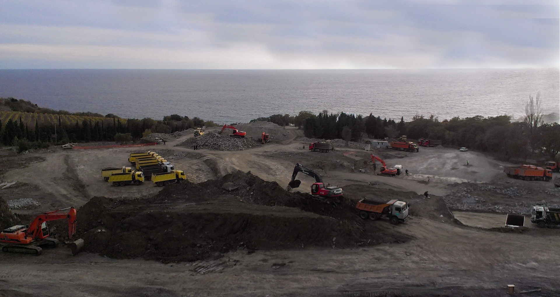 Спецтехника компании «Автогран» работает на строительстве отеля в Крыму—рытьё котлованов и земляные работы, вывоз грунта