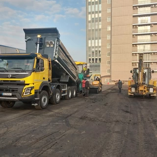 Soilworks, asphalting, landscaping and laying of communications and the construction of a retaining wall on Amosova street in Kiev