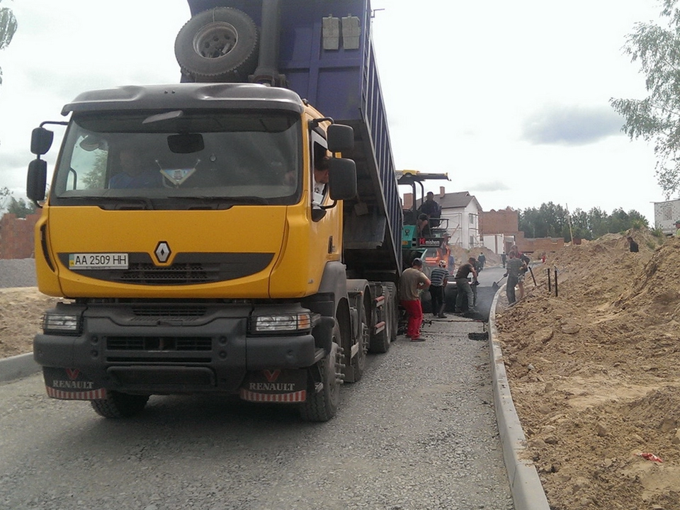 Asphalting a road in a cottage town Green Hills