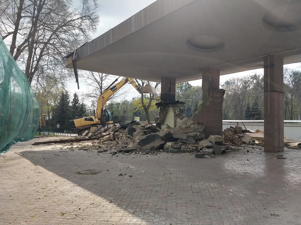 Demolition of old structures of the Zoo in Kyiv. Bucket excavator JCB JS 360 LC