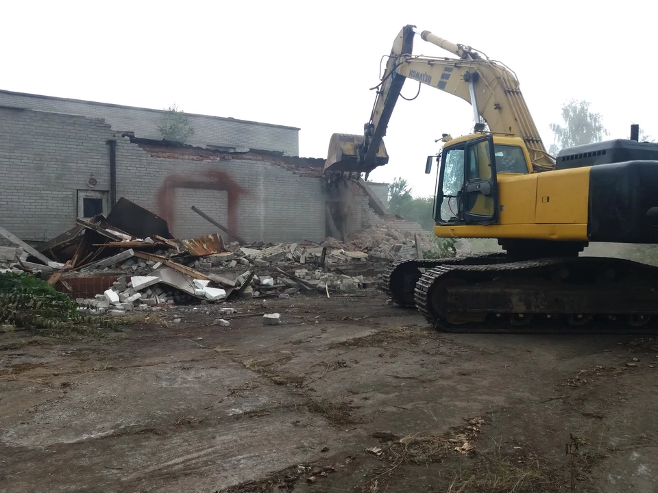 Dismantling work on demolition of the house is carried out by a bucket excavator PC Komatsu 450 LC