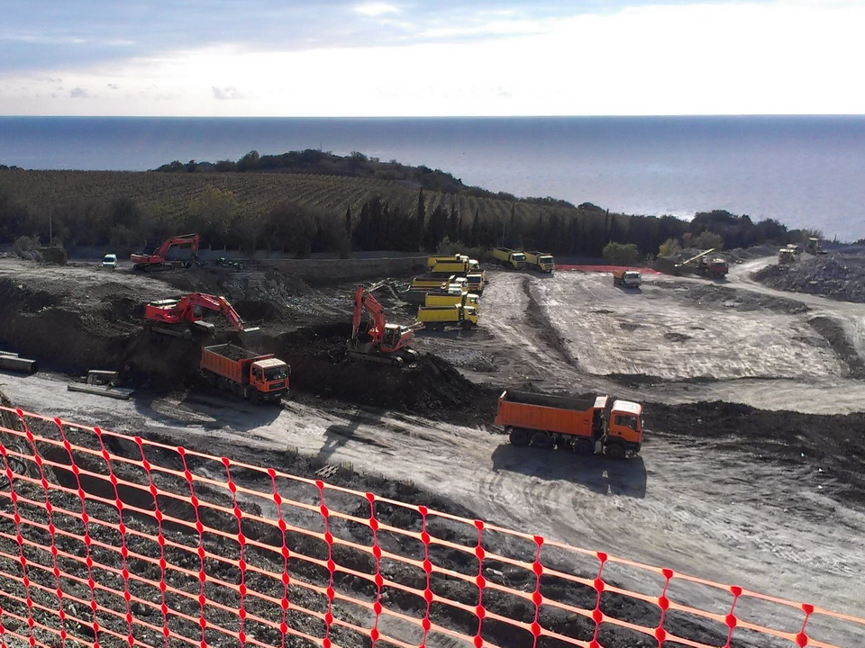 On the construction of the MRIYA RESORT AND SPA hotel on the southern coast of Crimea, all construction equipment of the AVTOGRAN company worked — dump trucks, bucket excavators, hydraulic breakers, single drum rollers and bulldozers