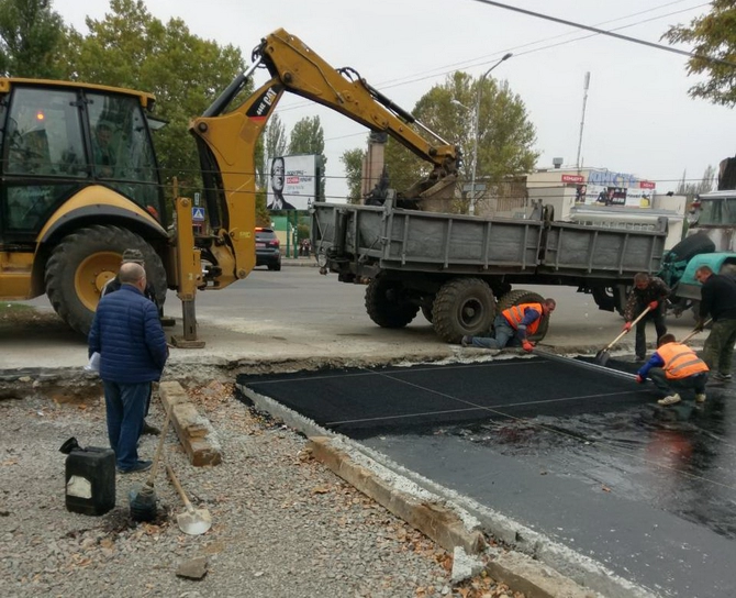 Asphalting of a tram crossing in Mykolaiv