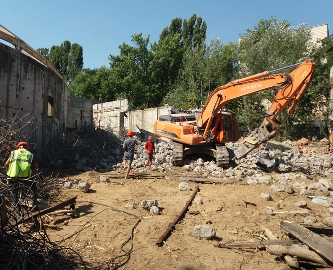 Dismantling the old monkey building in the Kyiv Zoo