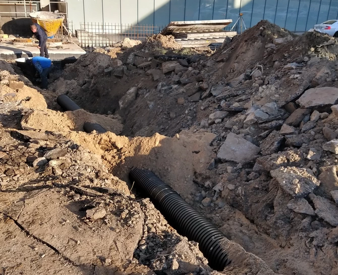 Laying pipes and storm sewers on Amosova Street in Kyiv